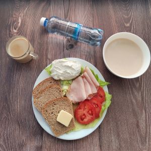 Dieta z ograniczeniem łatwoprzyswajalnych węglowodanów Masło extra Kawa zbożowa z mlekiem Chleb Graham Szynka Piastowska Jogurt naturalny Woda mineralna Sałata lodowa Pasta z twarogu z natką pietruszki Pomidor